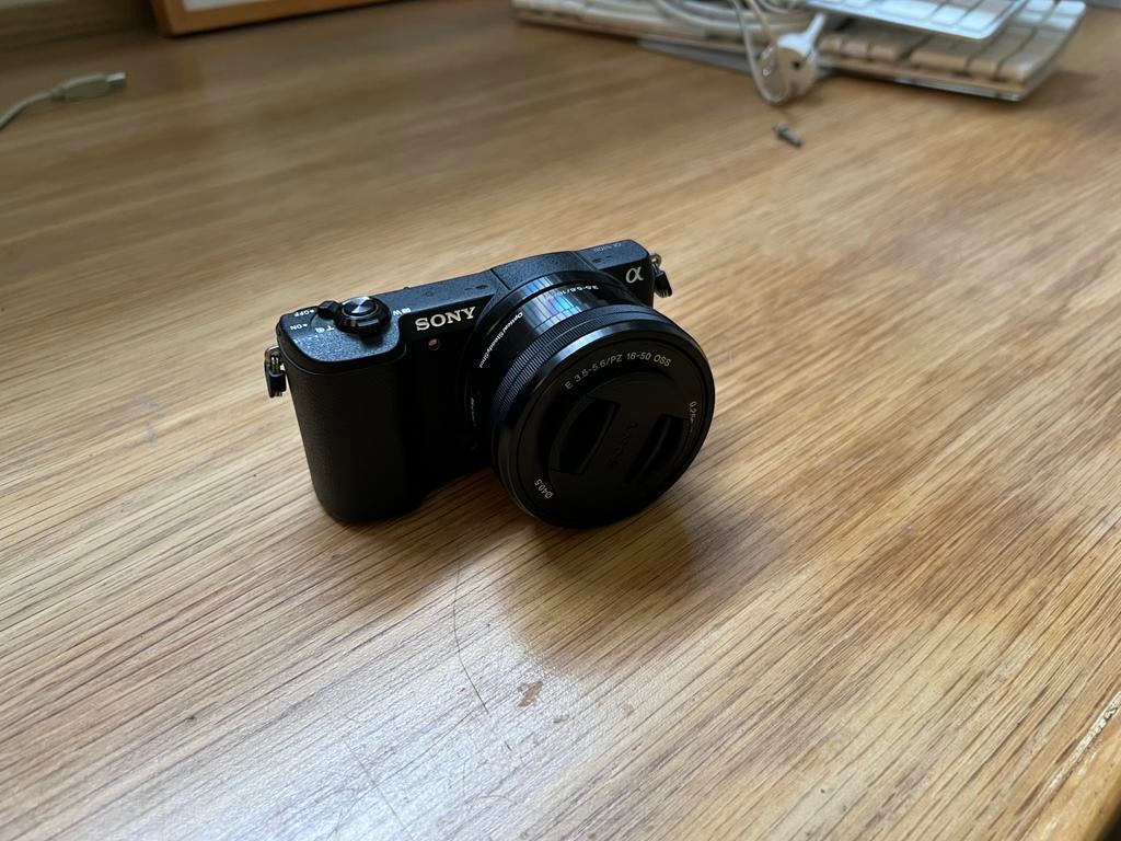 Sony A5100 avec alimentation secteur, Audio, Tv en Foto, Fotocamera's Digitaal, Ophalen, Zo goed als nieuw, Sony