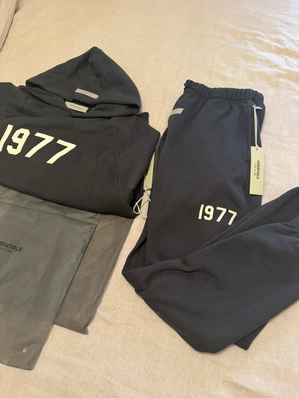 Essentials 1977 iron black full set, Ophalen of Verzenden, Nieuw