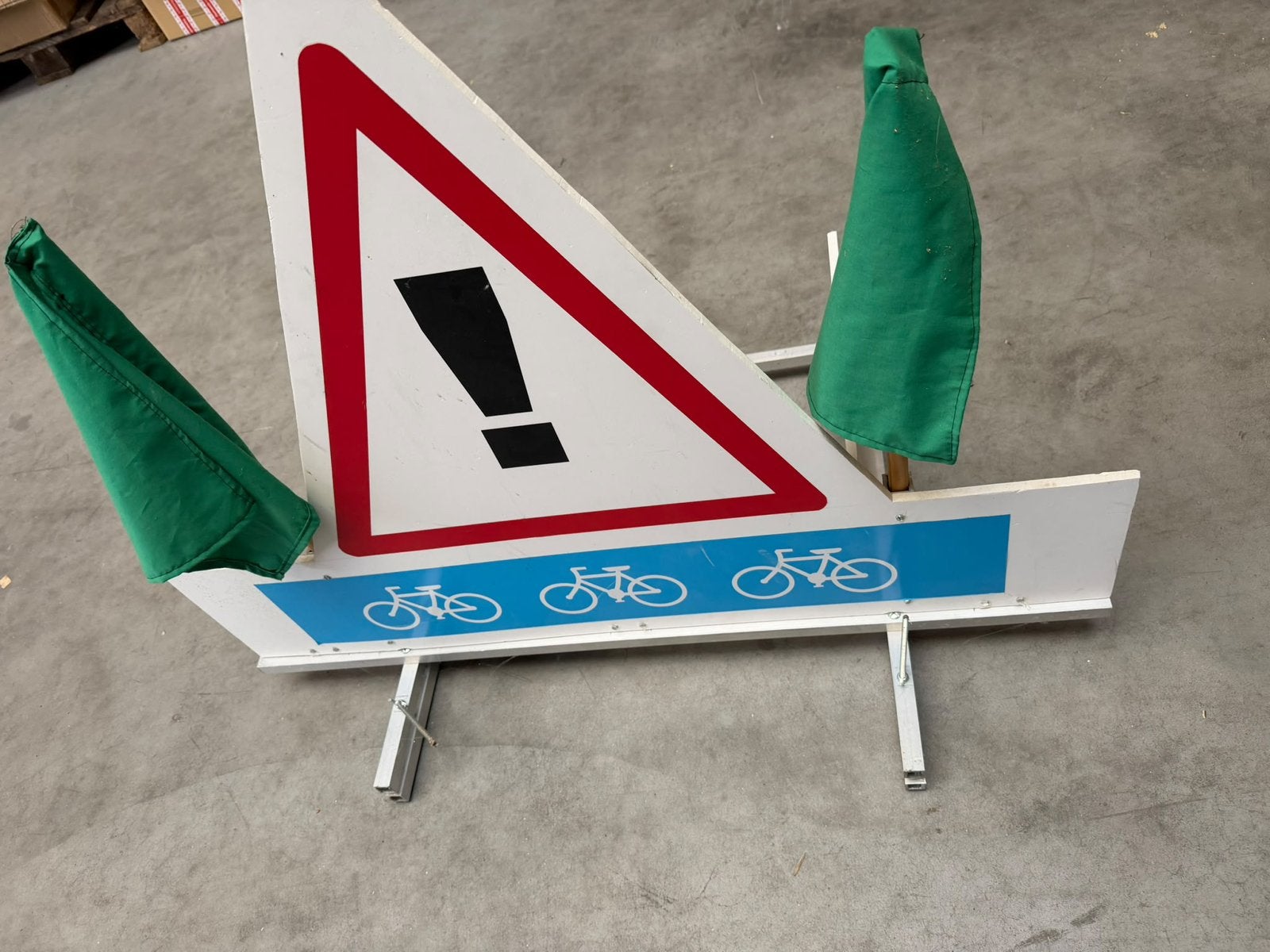 Panneau d'avertissement pour les courses cyclistes, Enlèvement, Utilisé