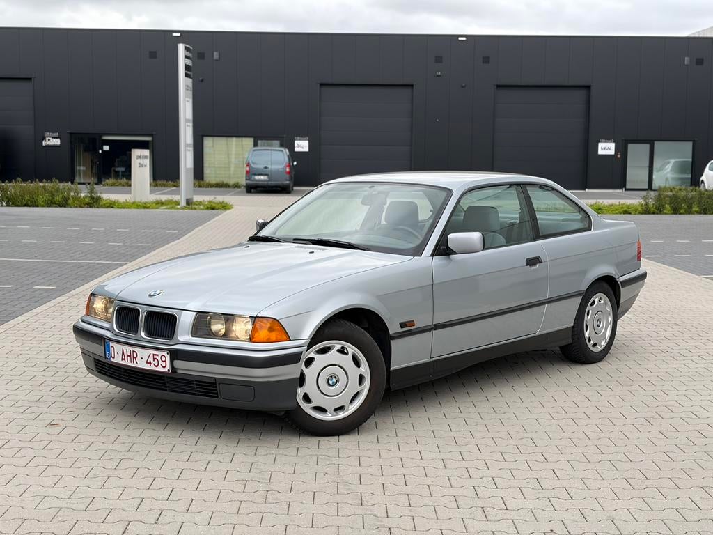 BMW 316i E36 coupe | onverpest | oldtimer | automaat, Auto's, Automaat, 4 cilinders, USB, Grijs