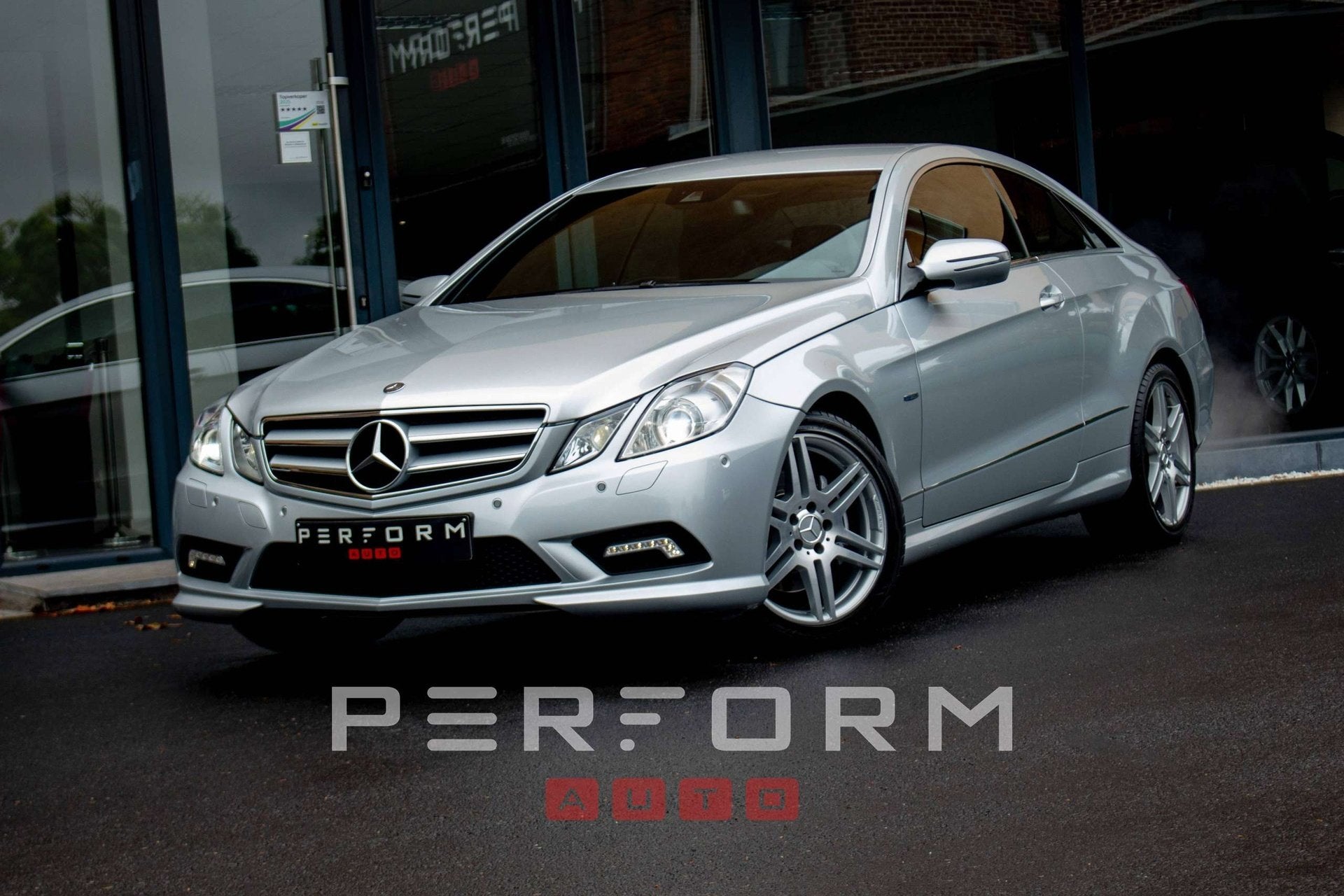 Mercedes-Benz E 250 1.8i COUPÉ*AMG LINE*AUTOMAAT*205PK*, Auto's, Mercedes-Benz, Automaat, Gebruikt, Zwart, 4 cilinders