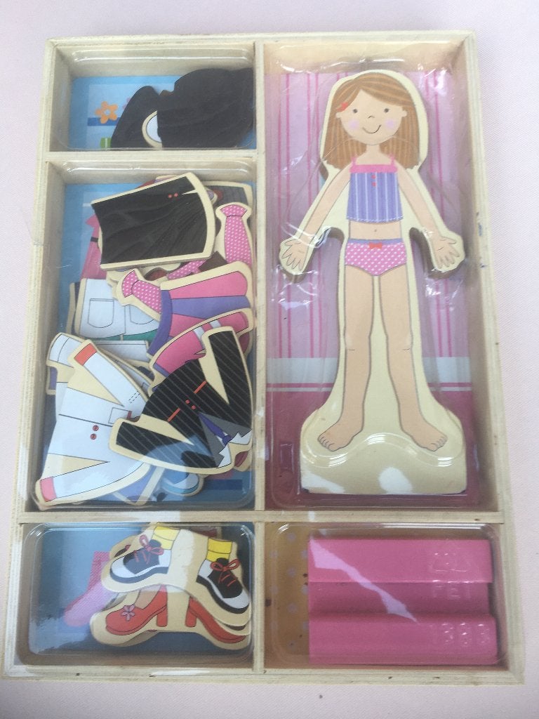 MAGNETISCH HOUTEN AANKLEEDPOP ZO GOED ALS NIEUW, Kinderen en Baby's, Ophalen of Verzenden, Zo goed als nieuw, Overige typen