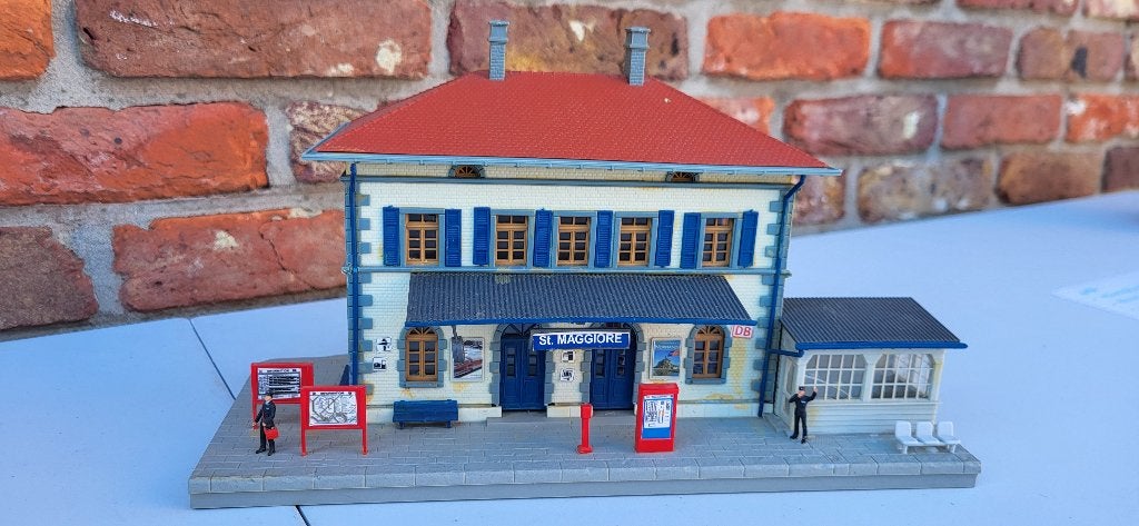 kibri H0 9361 mooi station met figuren, Ophalen of Verzenden