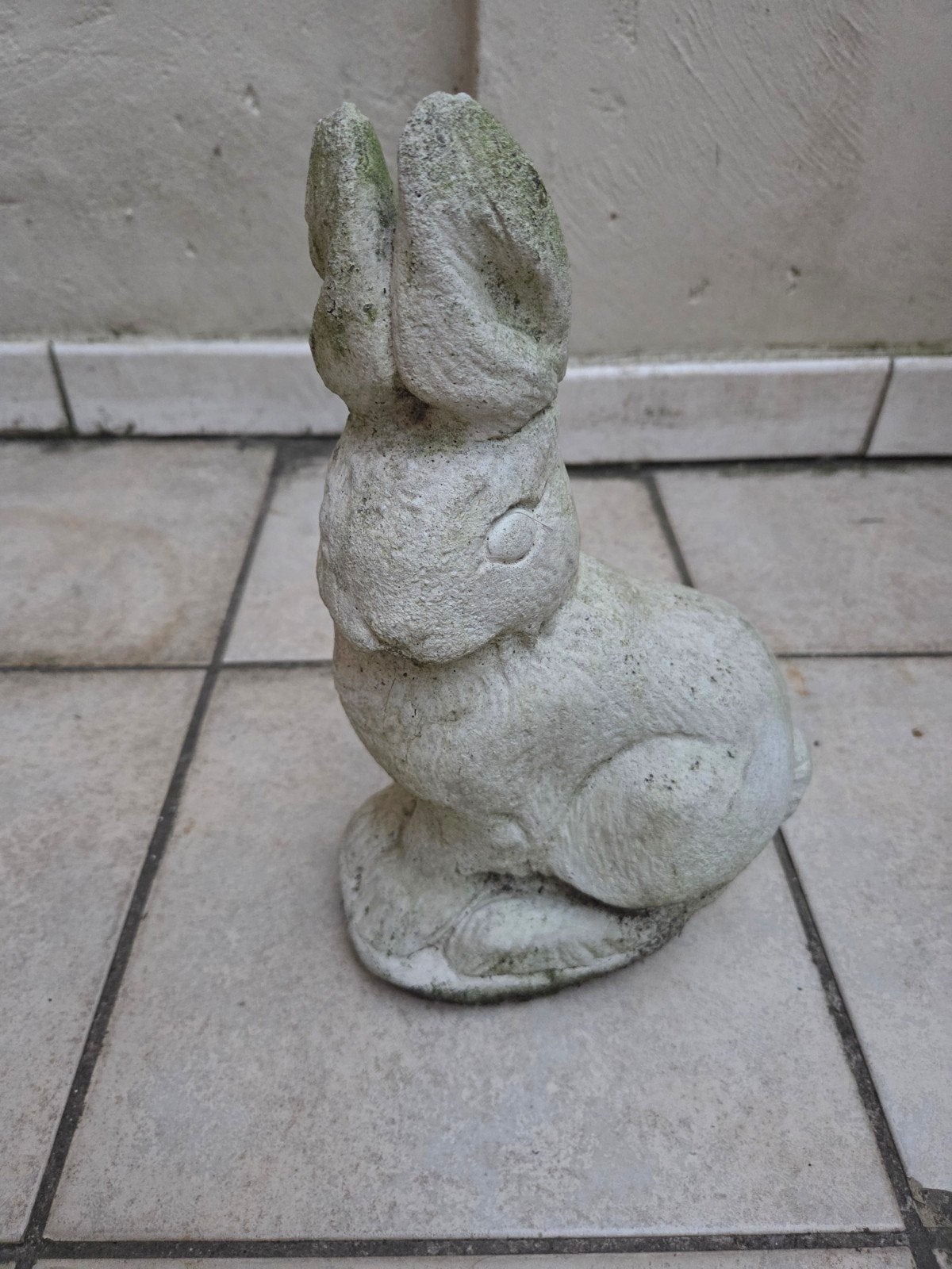 oud tuinbeeld konijn., Tuin en Terras, Tuinbeelden, Ophalen of Verzenden, Gebruikt, Beton, Dierenbeeld