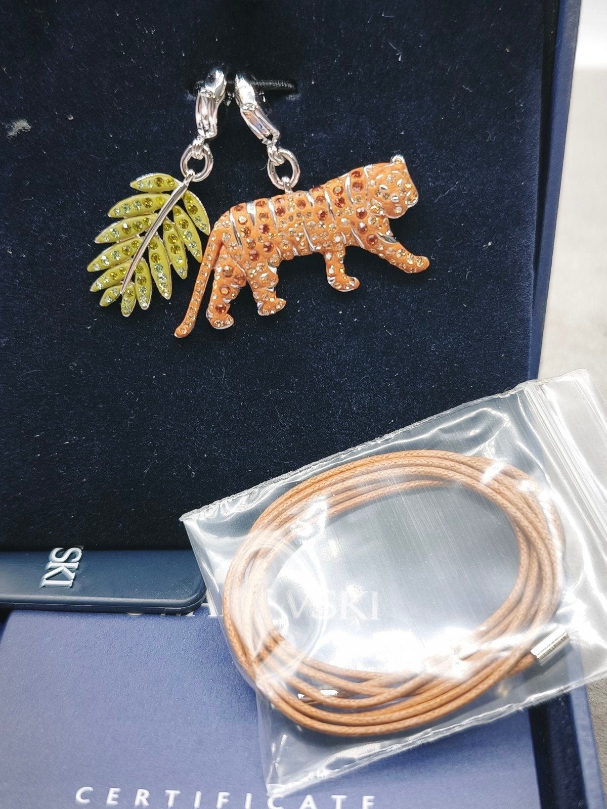 Swarovski Bedelbandje Tijger en blad., Verzamelen, Ophalen of Verzenden