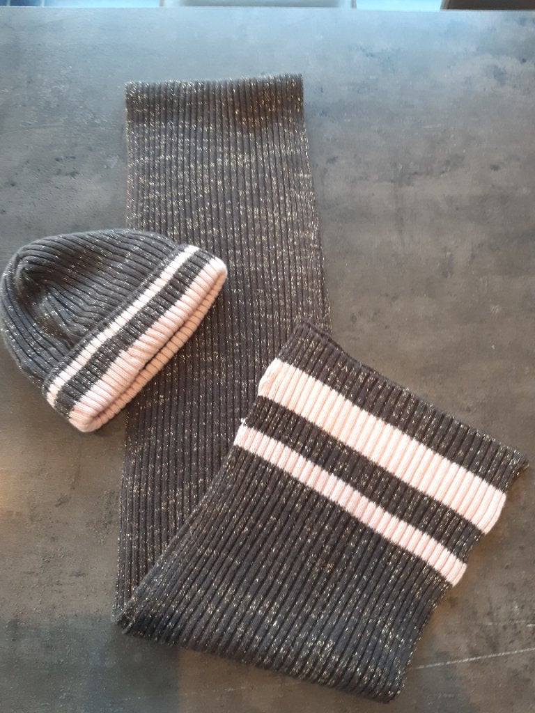 Muts en sjaal CKS, Enfants & Bébés, Vêtements enfant | Bonnets, Écharpes & Gants, Enlèvement, Bonnet