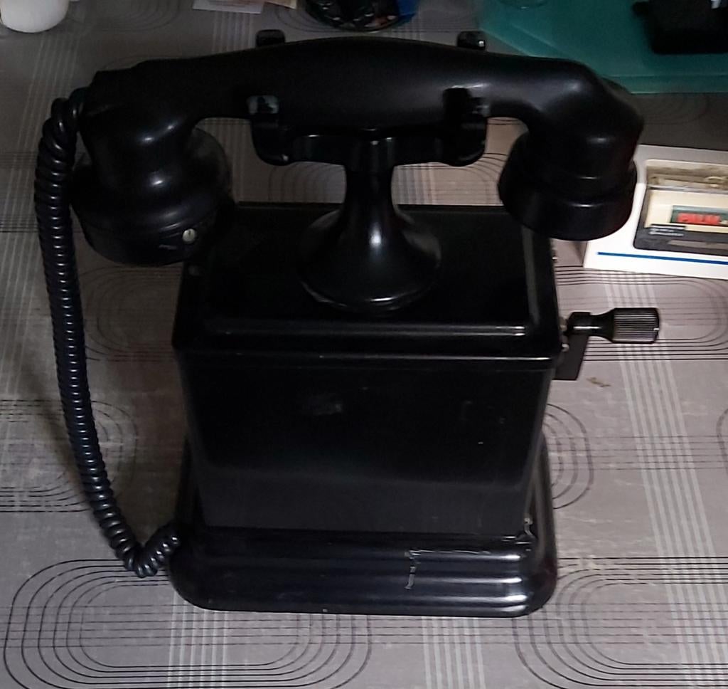 Oude metalen staande telefoon met zwendel, Ophalen of Verzenden, Bakeliet