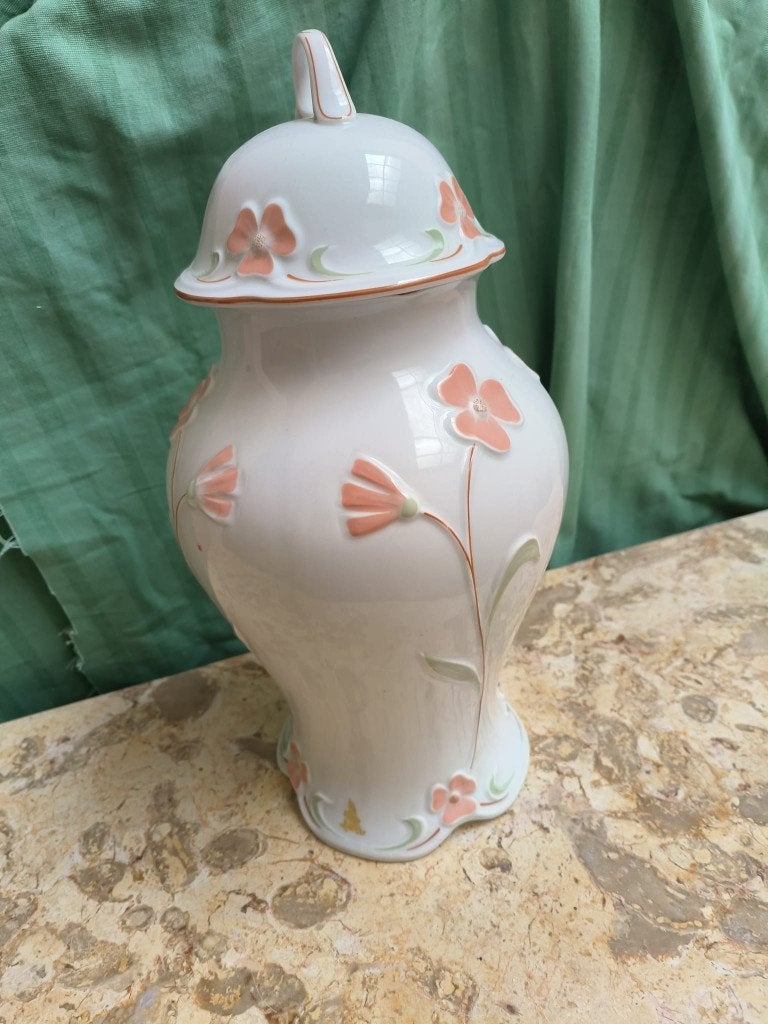 Witte porseleinen vaas met bloemenmotief en deksel, Enlèvement
