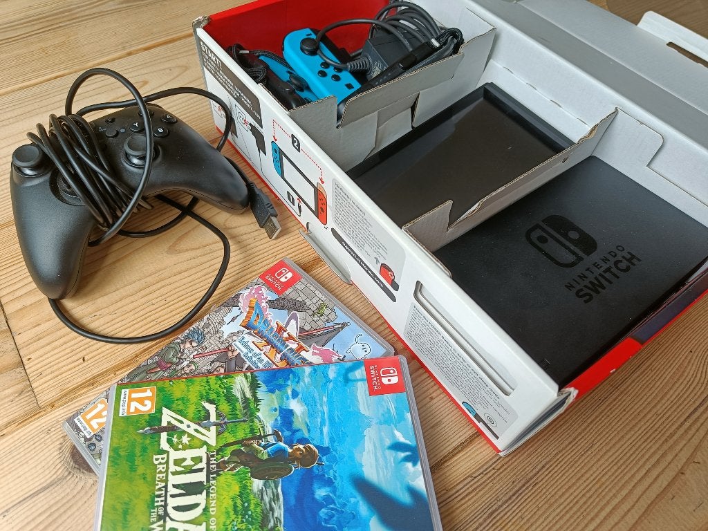 Nintendo Switch + 2 games + accesoires, Games en Spelcomputers, Switch 2019 Upgrade, Ophalen of Verzenden, Met 3 controllers of meer