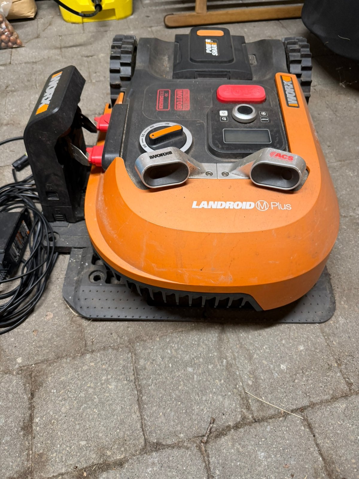 Worx M500 robotmaaier + ACS + extra messen en grensdraad, Ophalen, Zo goed als nieuw, 20 tot 25 cm, Met regensensor