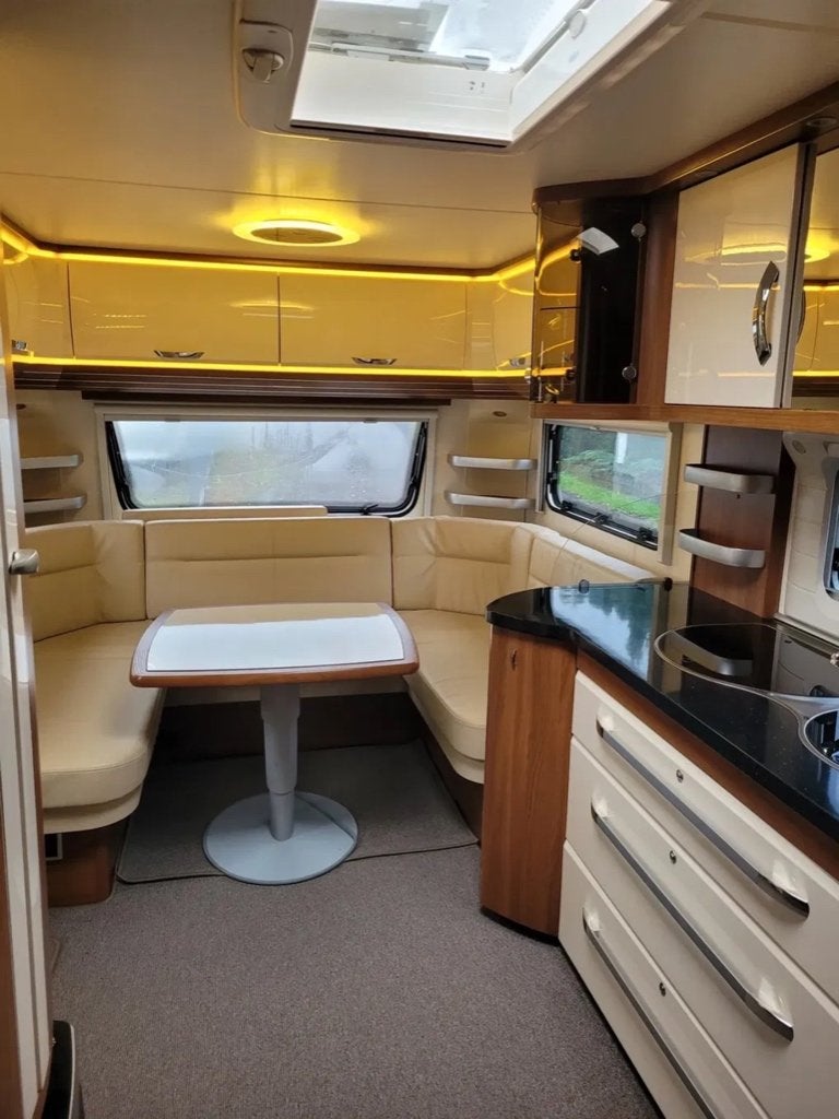 stacaravan Hobby 650 UFF Torrevieja, Caravans en Kamperen, Tot en met 4