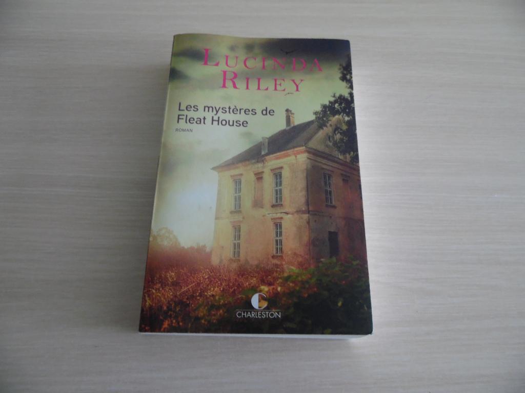 LES MYSTÈRES DE FLEAT HOUSSE       LUCINDA RILEY, Boeken, Romans, Zo goed als nieuw, Europa overig, Ophalen of Verzenden