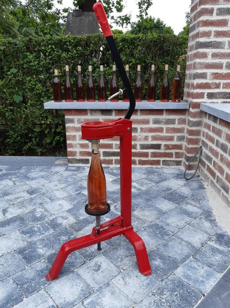 Boucheuse à vin avec séchoir à bouteilles.