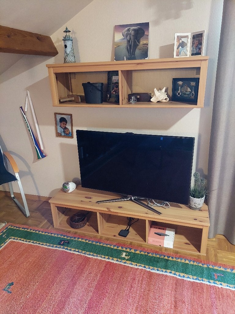 2 étagères brunes Hemnes bois  massif, Maison & Meubles, Accessoires pour la Maison | Étagères, Comme neuf, Enlèvement