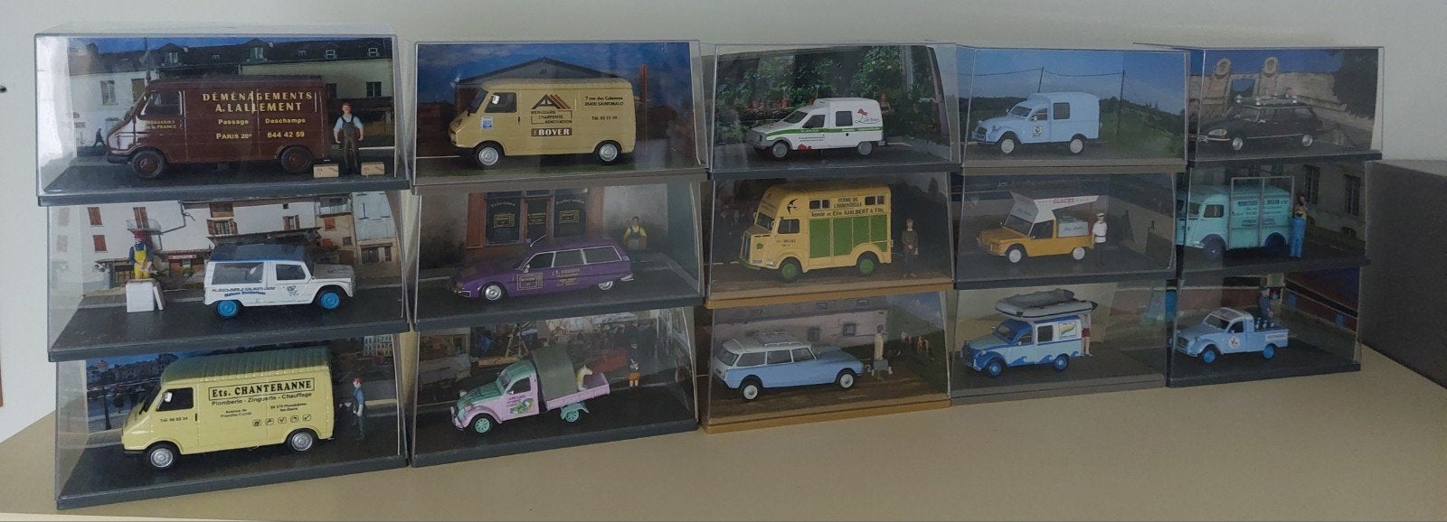 Atlas 'Les Petits Utilitaires' modelauto's 1/43 in vitrine, Enlèvement, Comme neuf, Bus ou Camion