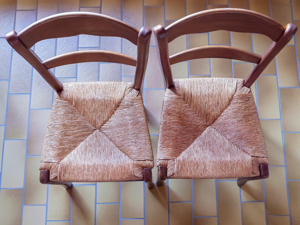 Twee houten stoelen met biezen zitting + 2 paarse kussentjes, Enlèvement, Utilisé, Bois, Deux