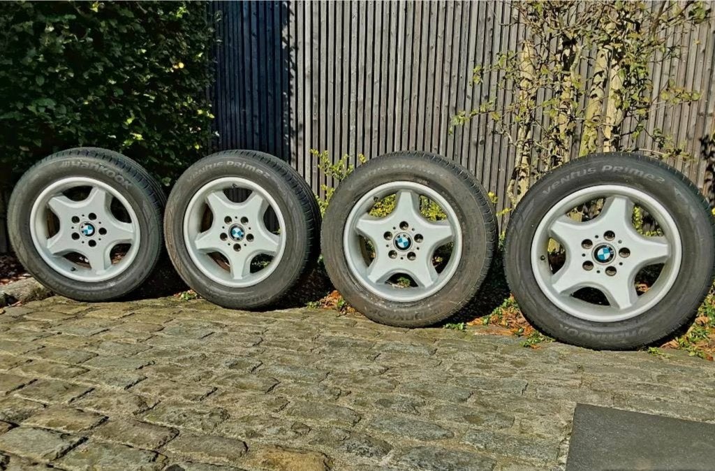 Très bons pneus 225/55-16 originales BMW, Pneus et Jantes, 16 pouces, Pneus été, Enlèvement