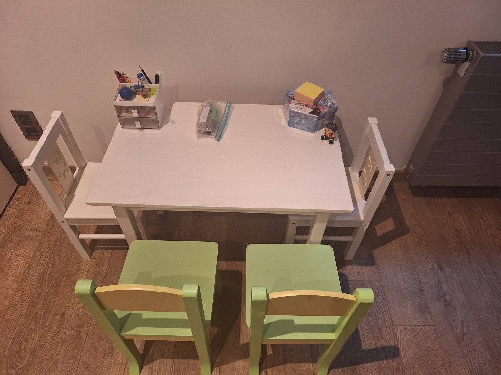Kindertafel met 4 stoeltjes, Ophalen, Zo goed als nieuw, Tafel(s)