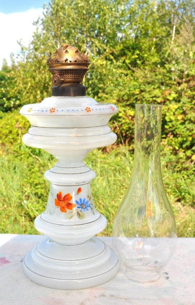 lampe a pétrole en opaline motif fleur émaillée, Antiquités & Art, Enlèvement ou Envoi