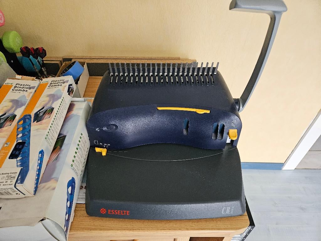 Esselte Binding machine met 600 spiralen, Zakelijke goederen, Kantoor en Winkelinrichting | Kantoorartikelen, Complete inventaris