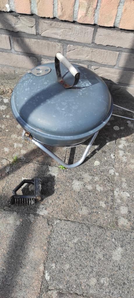 Barbecue met 2 roosters en borstel.
Diameter 37 cm., Tuin en Terras, Houtskoolbarbecues, Ophalen