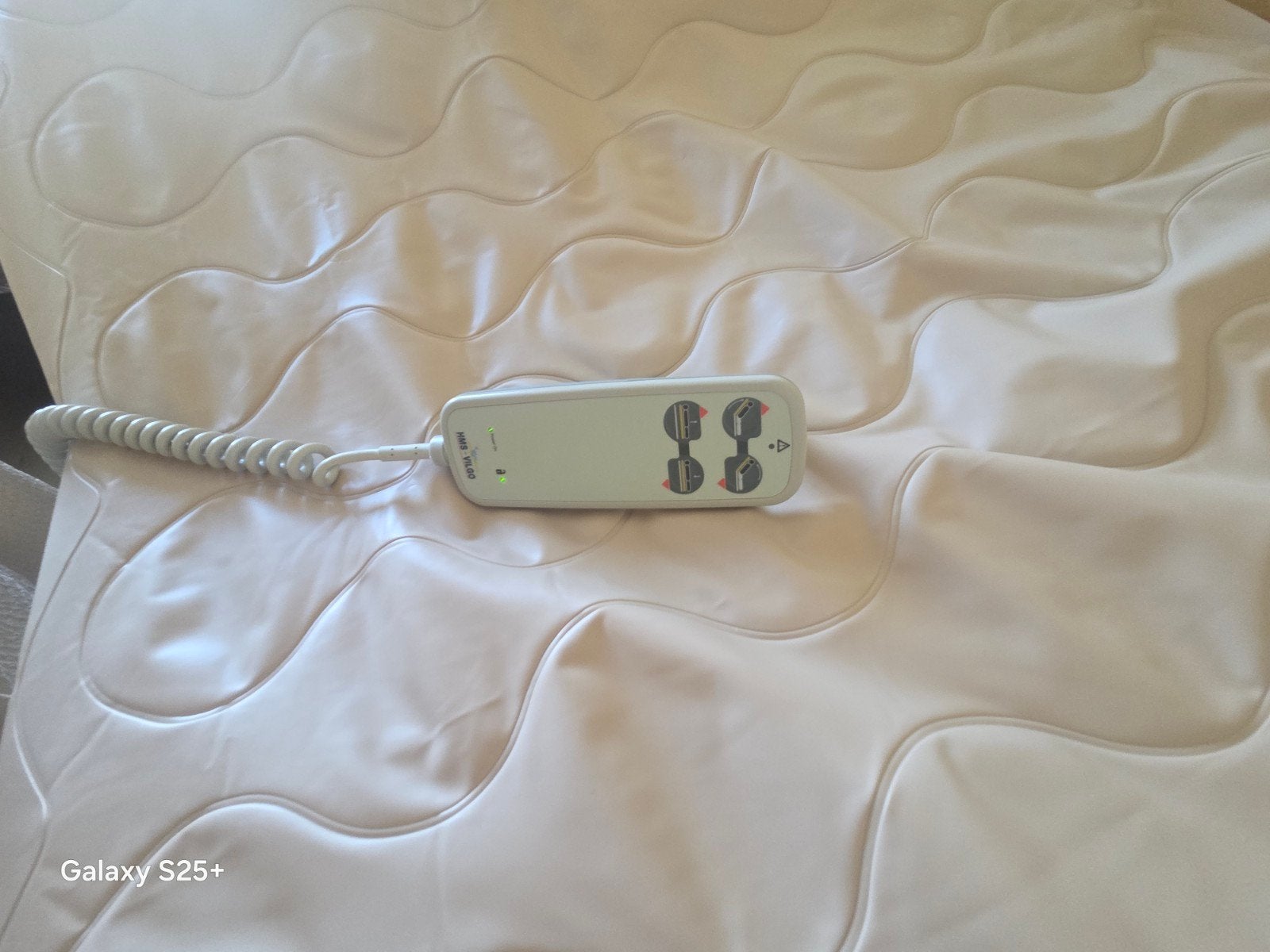 Lit médicalisé électrique HMS Vilgo avec matelas médical, Ophalen