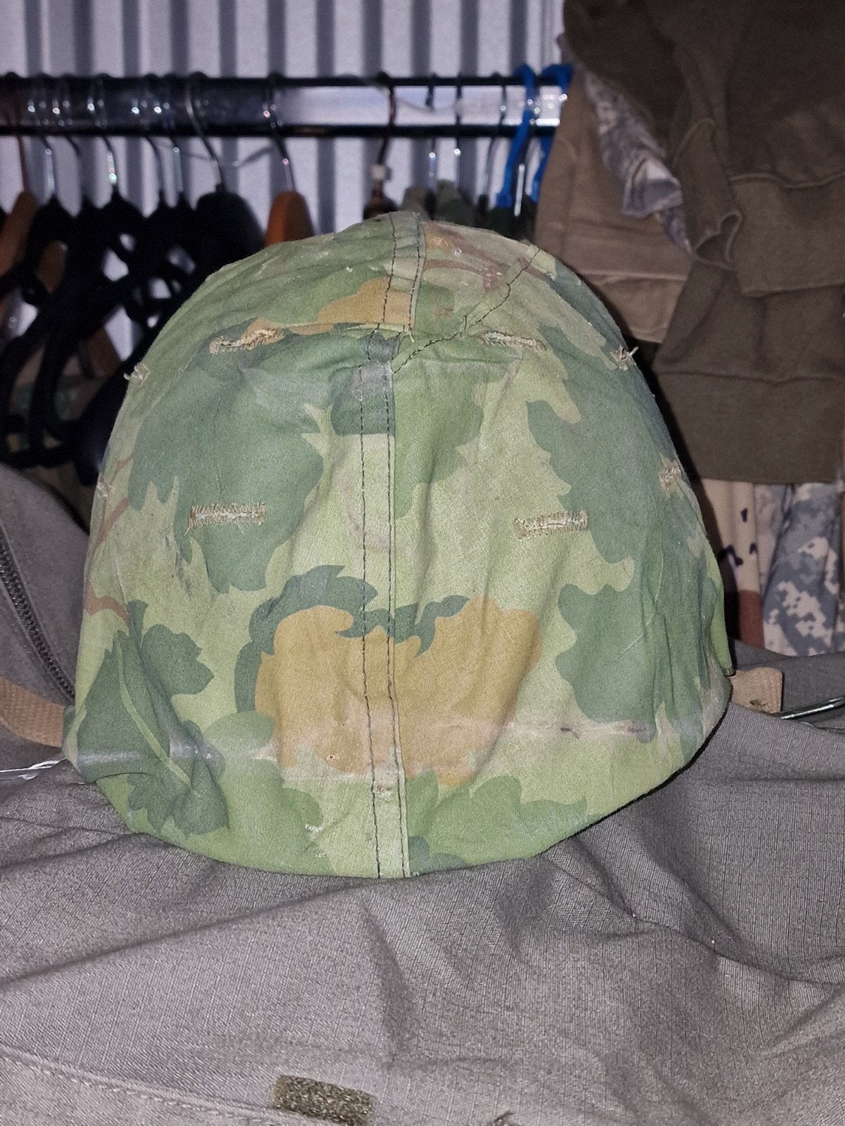 WWII US M1 helm (door gebruikt korea / vietnam oorlog), Verzamelen, Militaria | Algemeen, Ophalen of Verzenden, Landmacht, Helm of Baret