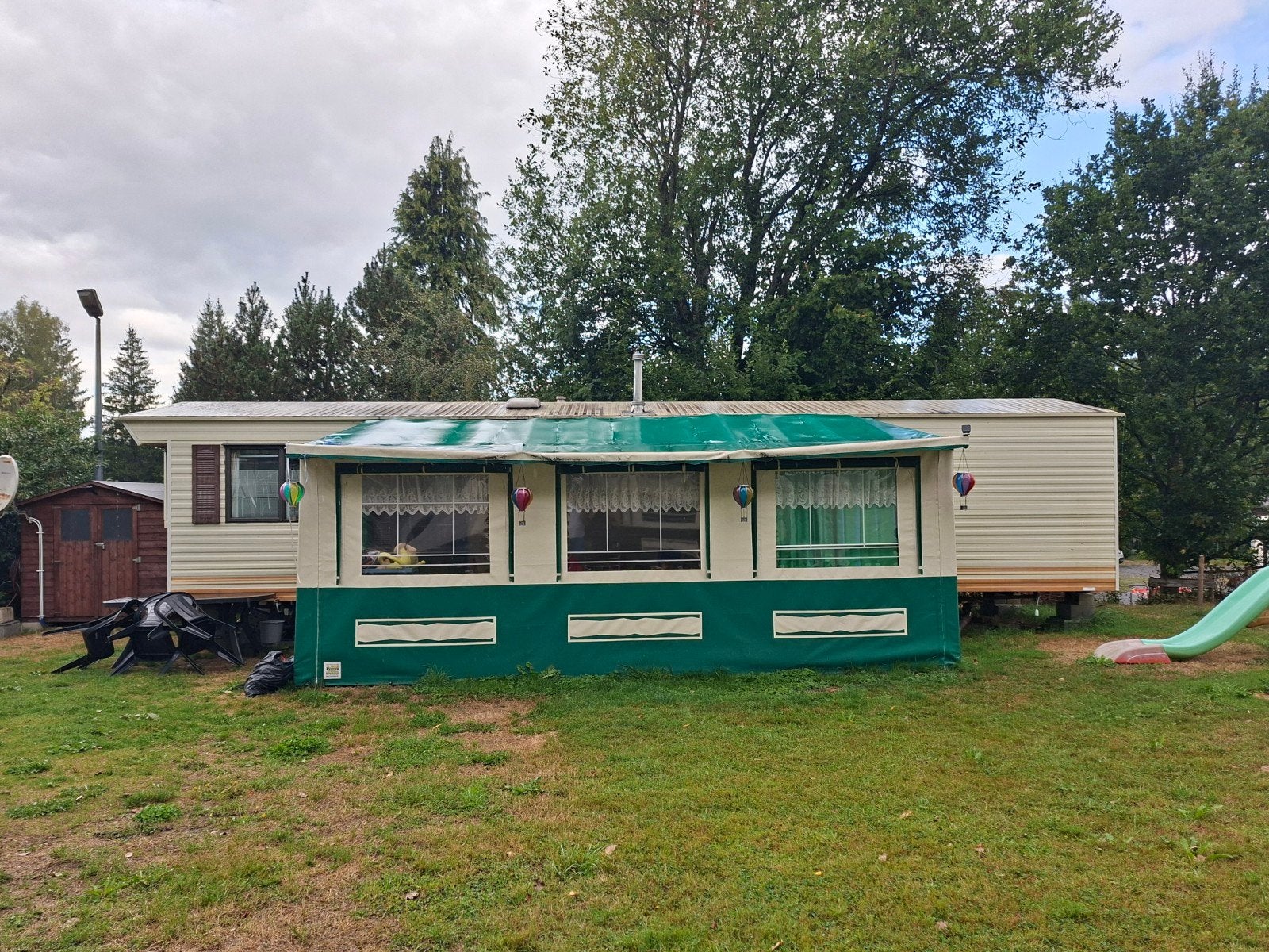Caravane residentielle à vendre + auvent