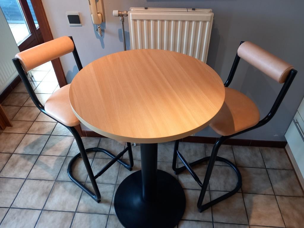Table haute et 2 chaises hautes assorties., Enlèvement