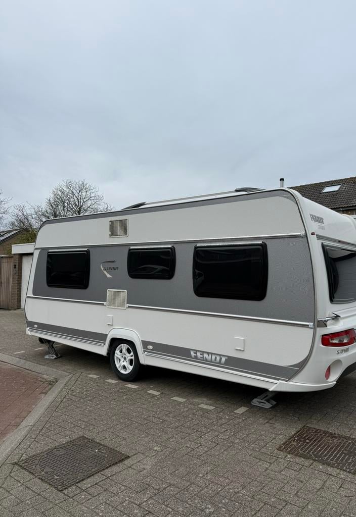 Fendt Saphir 495 SFB Blackline (2013) – 4 slaapplaatsen, Rondzit, Frans bed, Particulier, Fendt