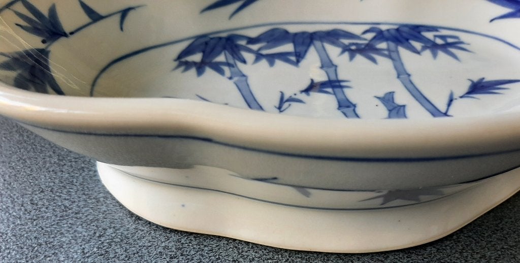 Plat en porcelaine chinoise à motifs de bambou bleu, Antiquités & Art, Enlèvement ou Envoi