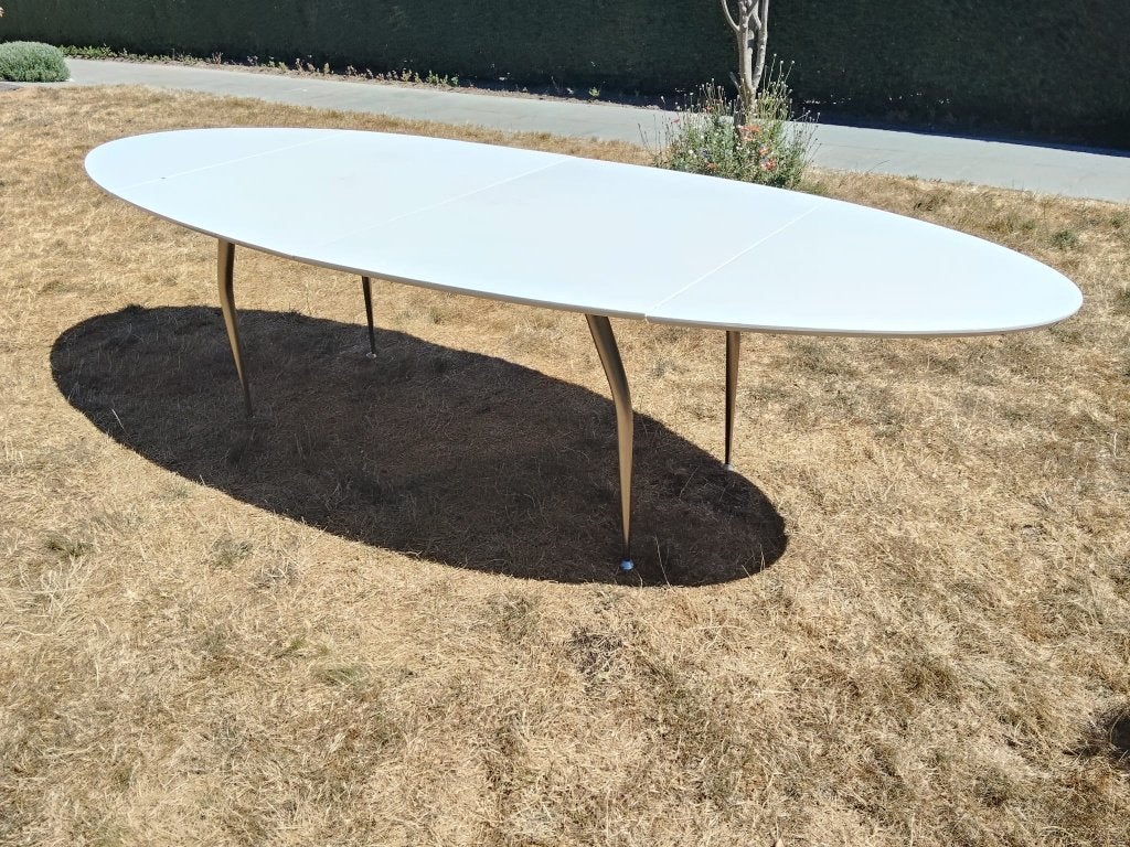 Witte langwerpige ovalen tafel met inoxen poten, Huis en Inrichting, Tafels | Eettafels, Ophalen, Gebruikt, Design