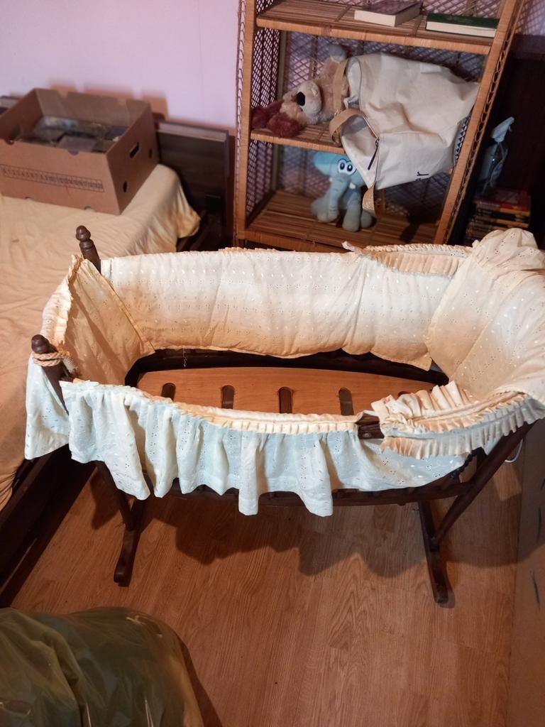 Berceau ancien pour enfant, vers 1940, Enlèvement