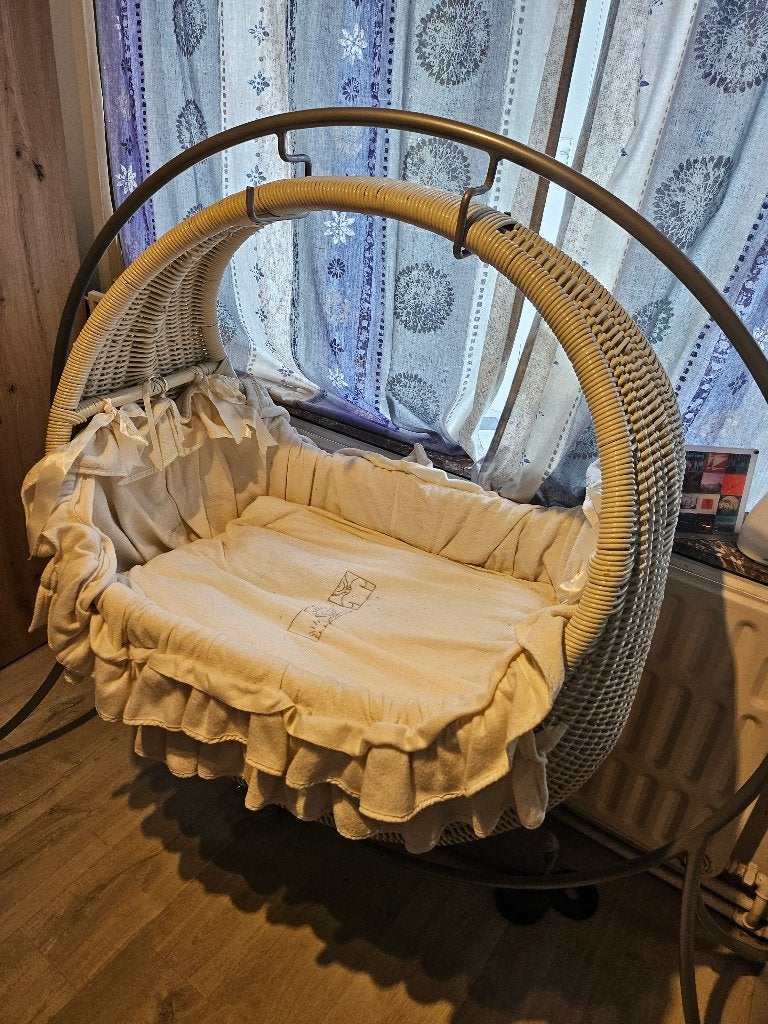 Baby wieg mand in rotan met ijzer frame, Ophalen, Zo goed als nieuw
