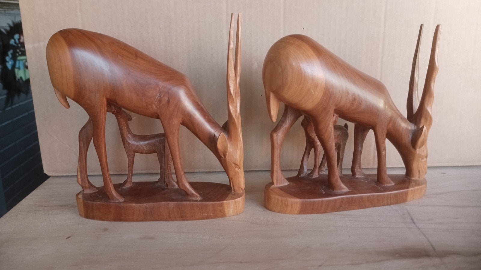 Superbes statues d'antilopes africaines en bois — lot de 2, Enlèvement ou Envoi, Afrique, Bois