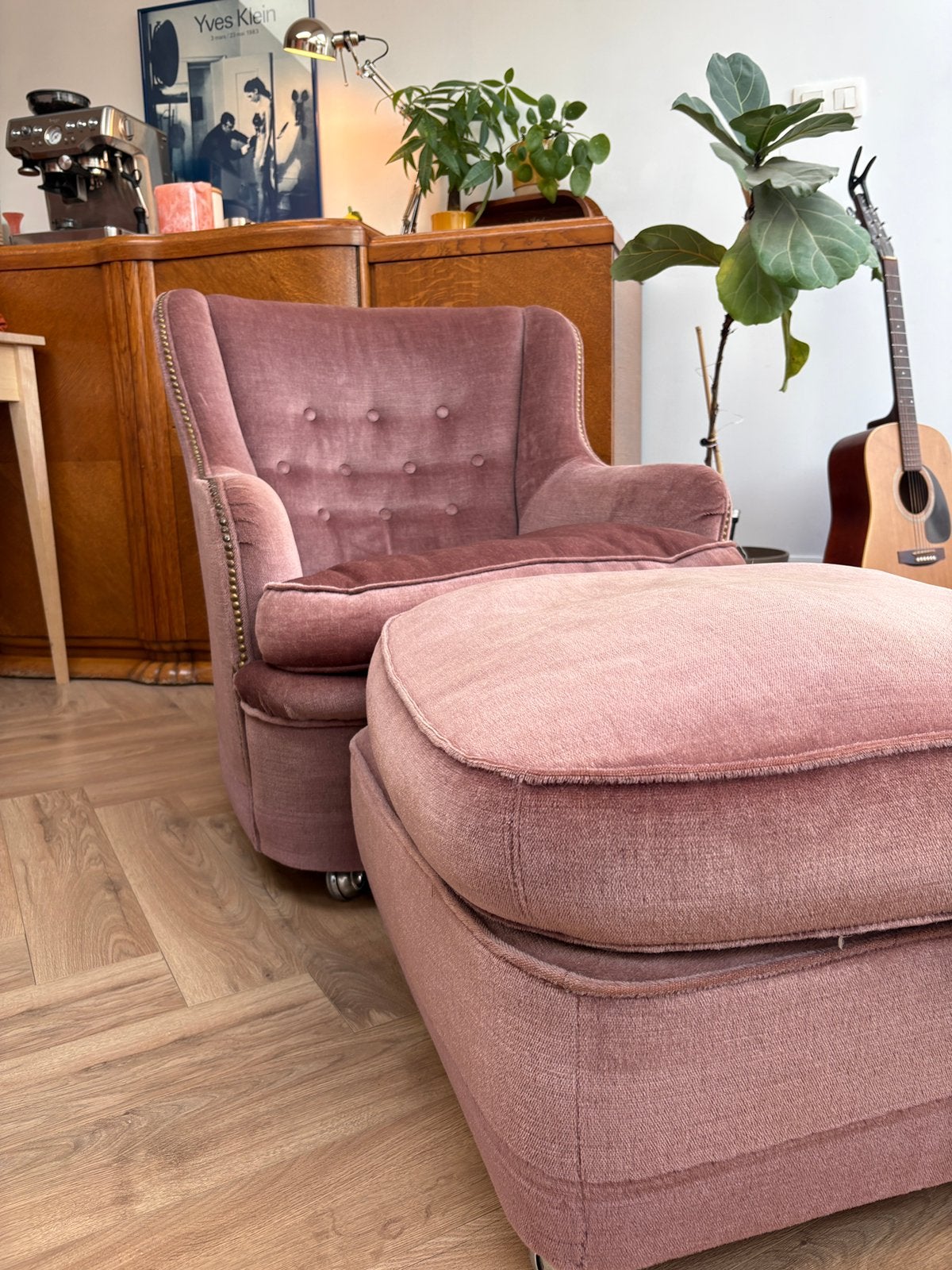 Roze velours vintage zeteltje/fauteuil met bijpassende poef, Huis en Inrichting, Ophalen, Gebruikt, Stof, Vintage