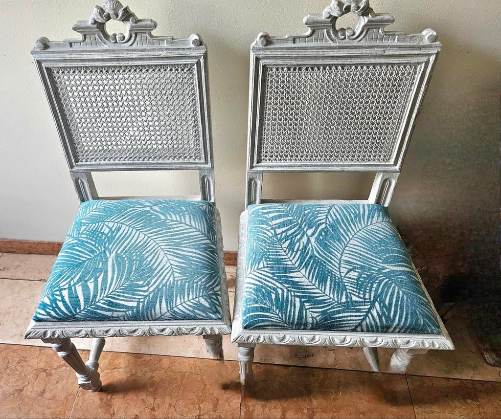 Gecanneleerde houten stoelen, Ophalen
