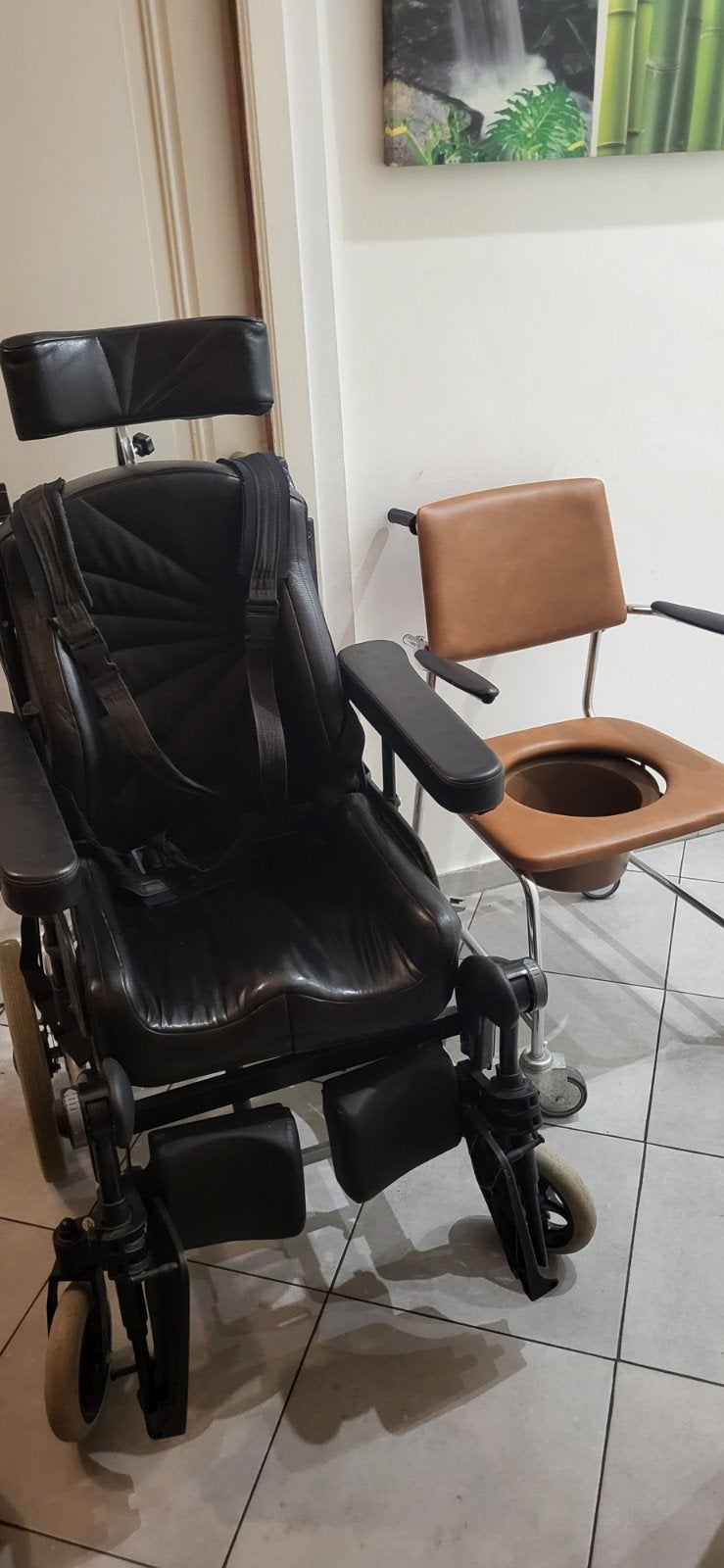 Chaise roulante et chaise percée