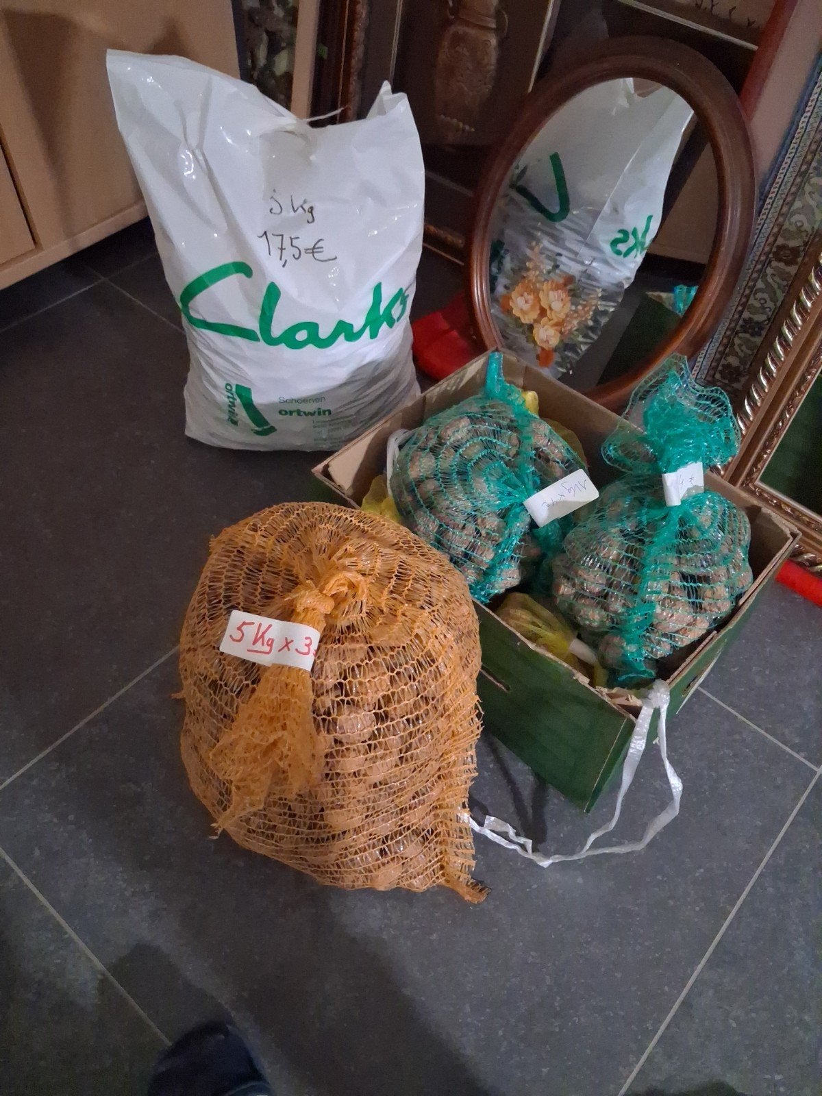okkernoten ( verse), Divers, Enlèvement
