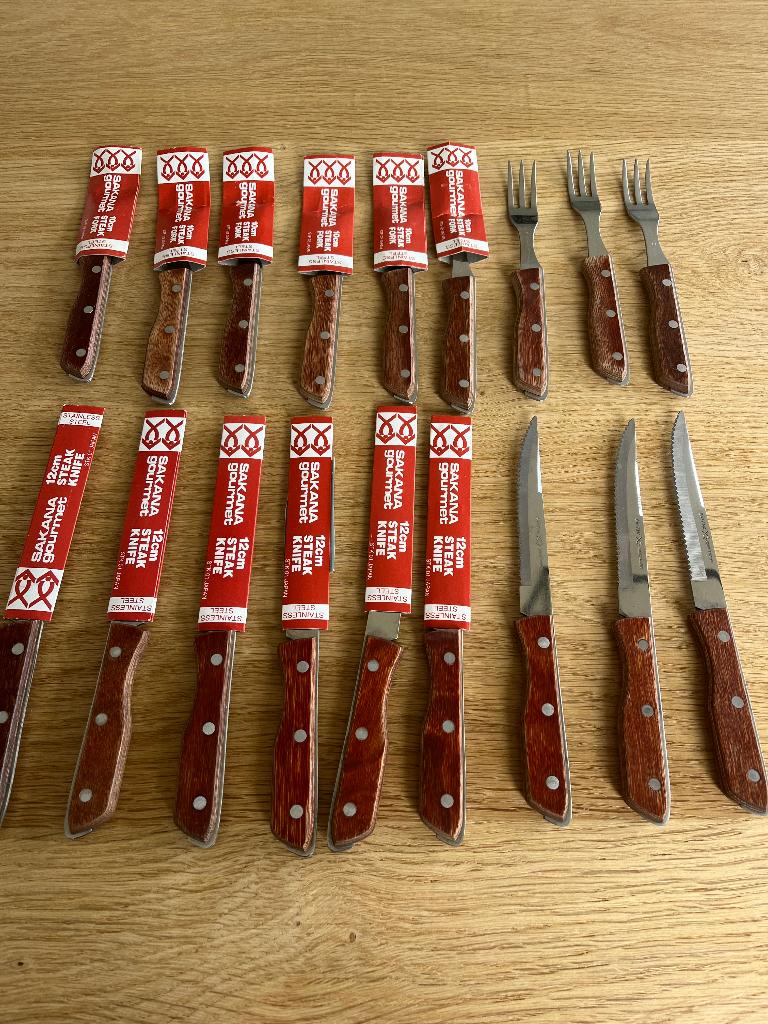 Set 9 steakmessen en-vorken sakana (nieuw), Huis en Inrichting, Ophalen, Nieuw, Overige materialen