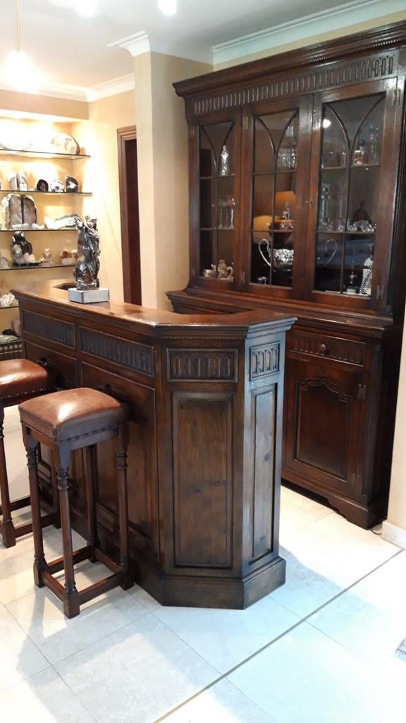 Bar met vitrinekast en bijhorende krukjes. Volle eik, Huis en Inrichting, Barren, Ophalen