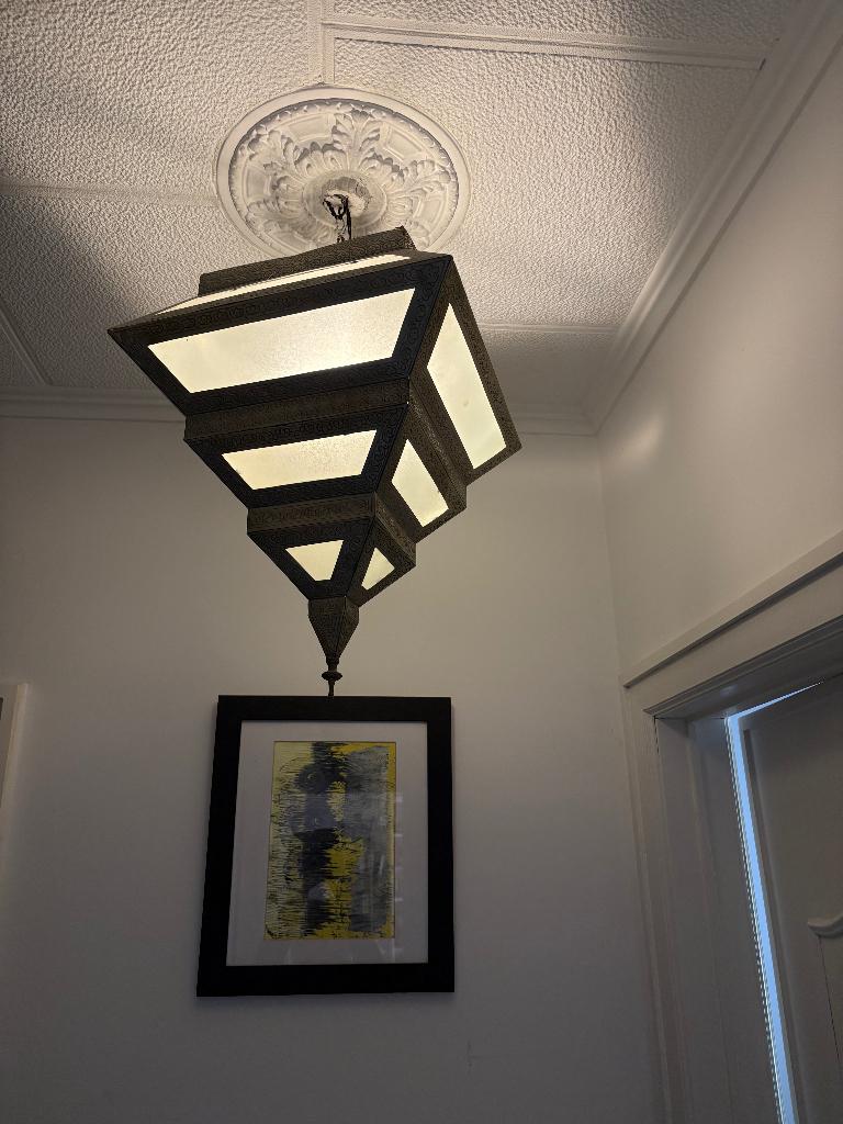 Marokkaanse hanglamp/geciseleerd messing met matglas, Huis en Inrichting, Ophalen, Gebruikt, 50 tot 75 cm, Marokkaans