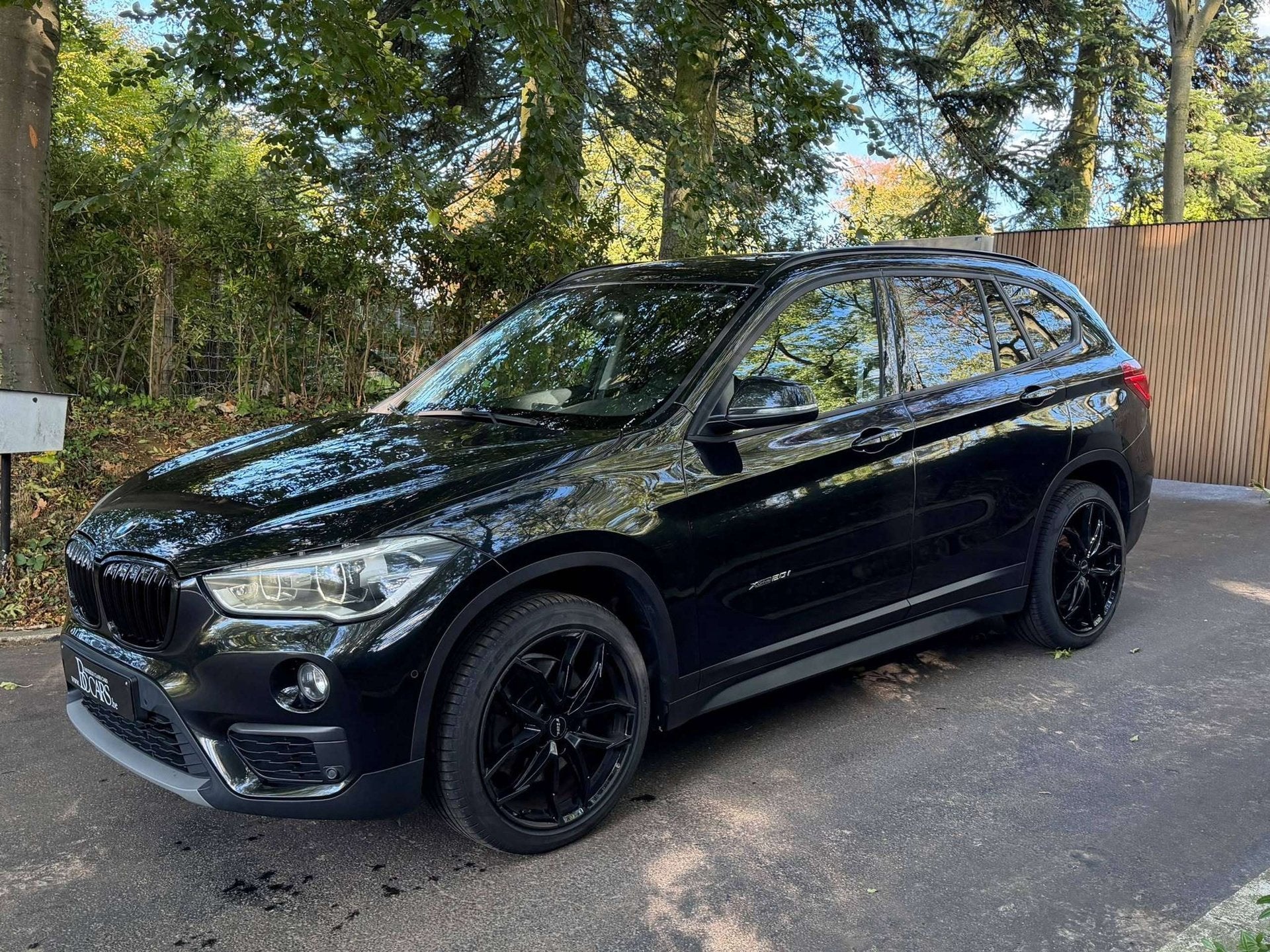 BMW X1 X1 2.0iA xDrive20 Led-Navigatie-Parkeersensoren-19", Auto's, Gebruikt, Euro 6, 4 cilinders, Zwart
