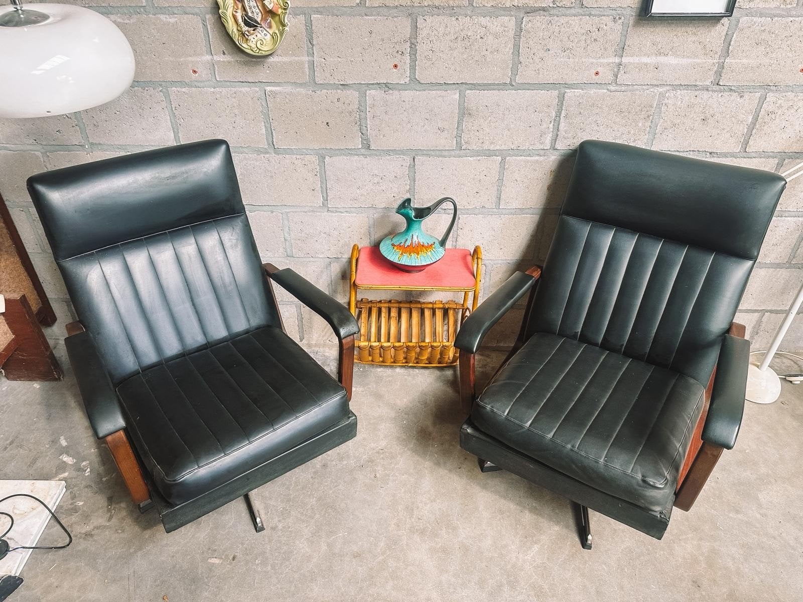 2x Zwarte skai lederen draaistoelen, Ophalen