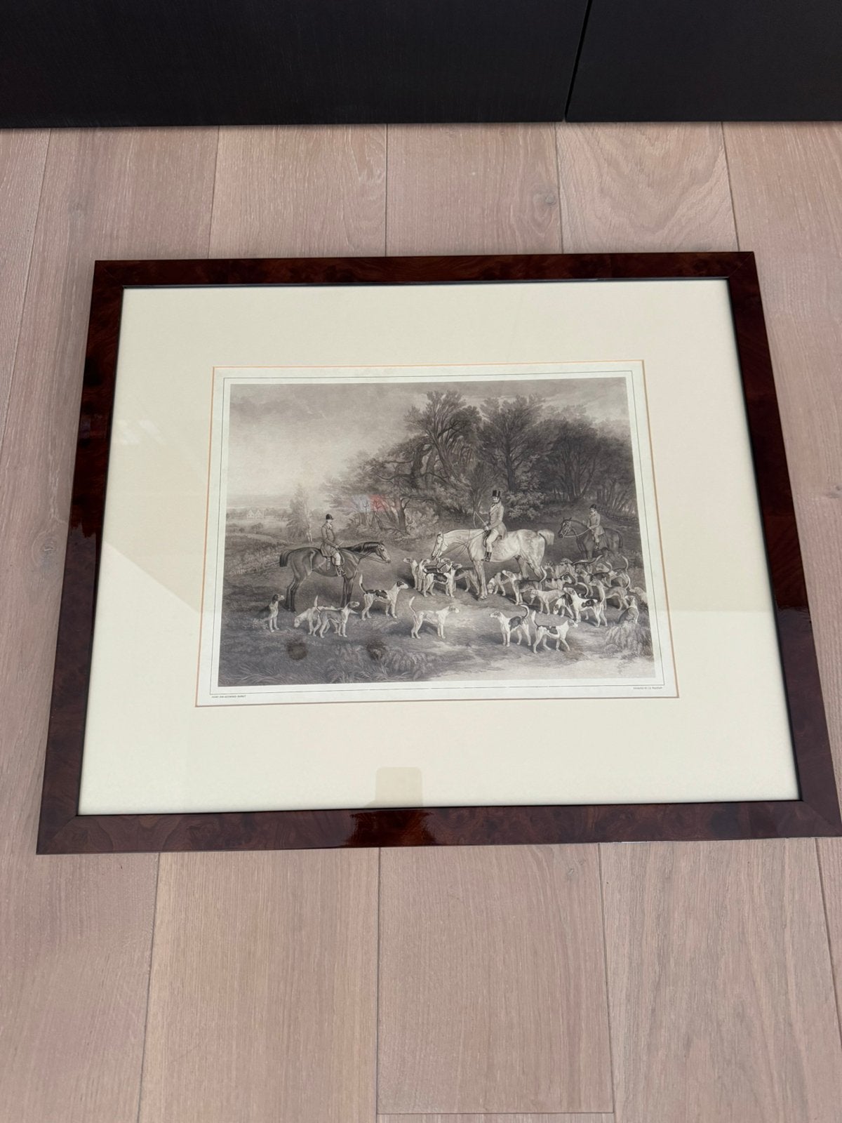 Ingekaderde jachtprent met paarden en jachthonden ️, Antiek en Kunst, Kunst | Etsen en Gravures, Met passe-partout, Ophalen of Verzenden