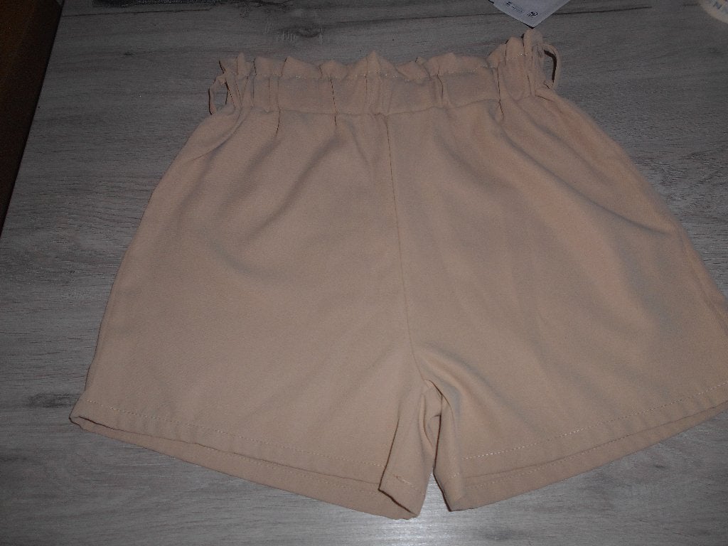 beige short maat 146, Enfants & Bébés, Vêtements enfant | Taille 146, Enlèvement ou Envoi, Comme neuf, Fille, Autres types