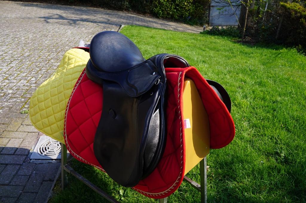 veelzijdig , springgericht zadel ALS NIEUW ; showroommodel, Dieren en Toebehoren, Ophalen of Verzenden, Zo goed als nieuw, Dressuur