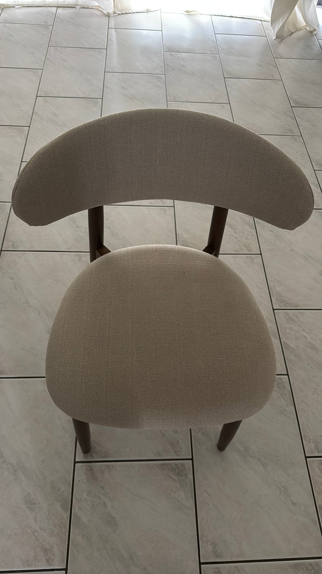 6 Eetstoelen zand beige kleuring met donkere houten poten, Ophalen, Zo goed als nieuw