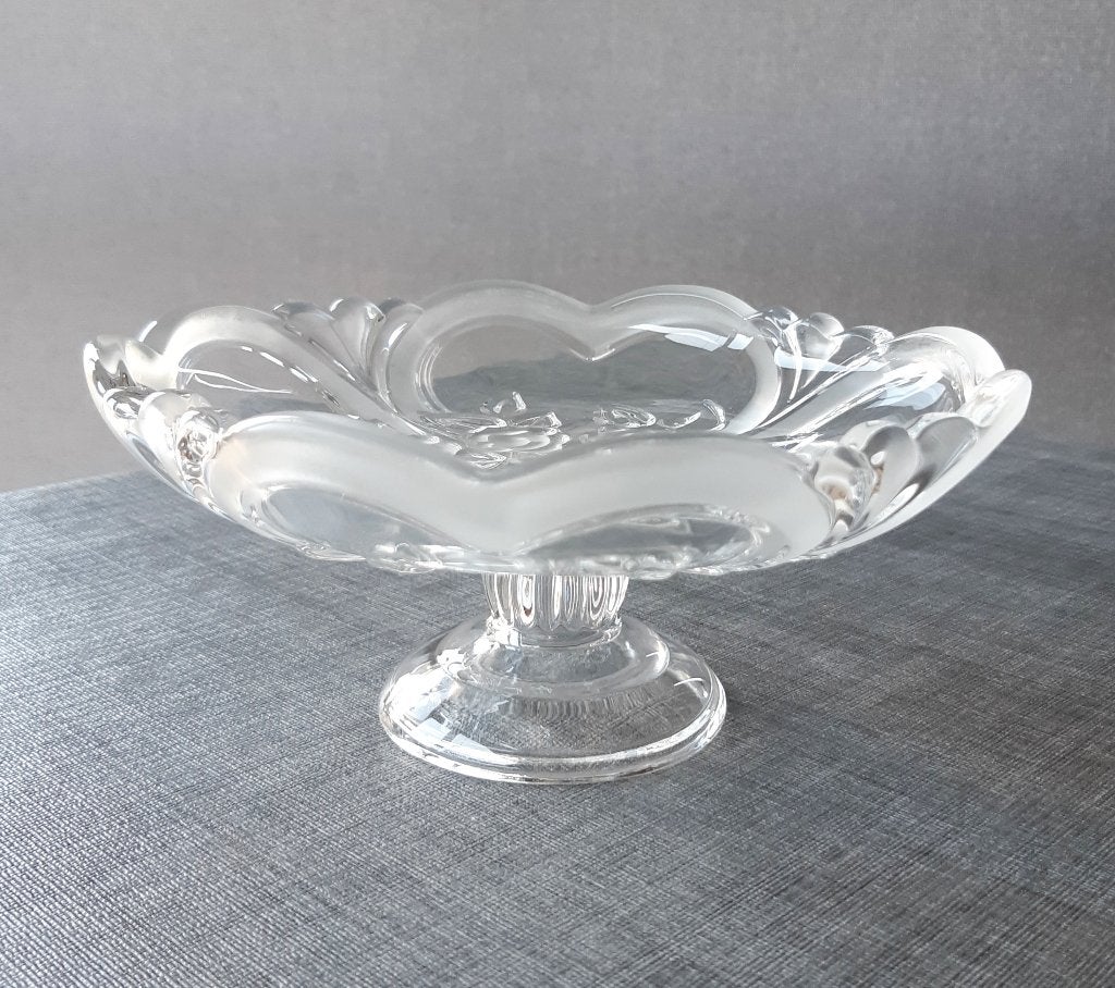 Vintage schaal op voet kristalglas met gematteerde rozen, Ophalen of Verzenden