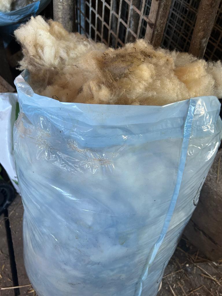 6 volle zakken schaapswol, Dieren en Toebehoren
